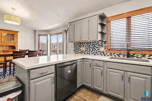 2305 S Roosevelt Ave Avenue, Sioux Falls, SD 57106