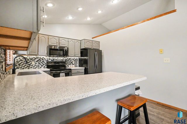 2305 S Roosevelt Ave Avenue, Sioux Falls, SD 57106