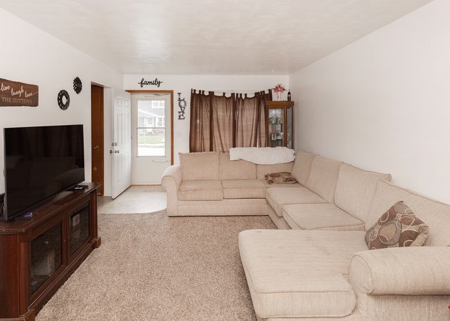 100 W Spring Street, Eldridge, IA 52748