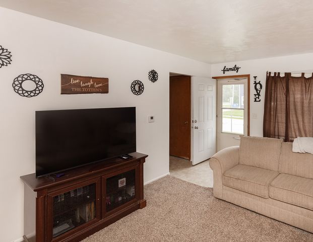 100 W Spring Street, Eldridge, IA 52748