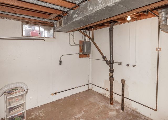 100 W Spring Street, Eldridge, IA 52748