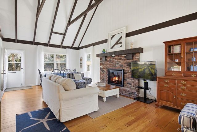 3 Foster Avenue, Hampton Bays, NY 11946