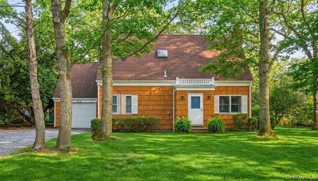 3 Foster Avenue, Hampton Bays, NY 11946