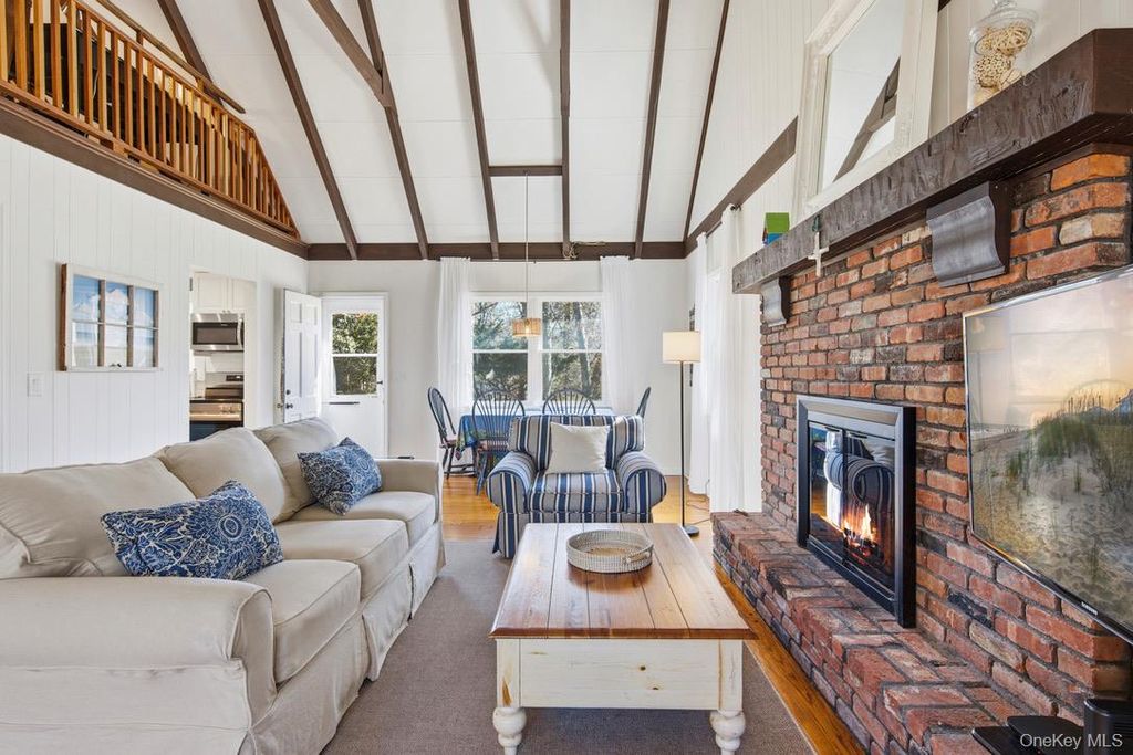 3 Foster Avenue, Hampton Bays, NY 11946