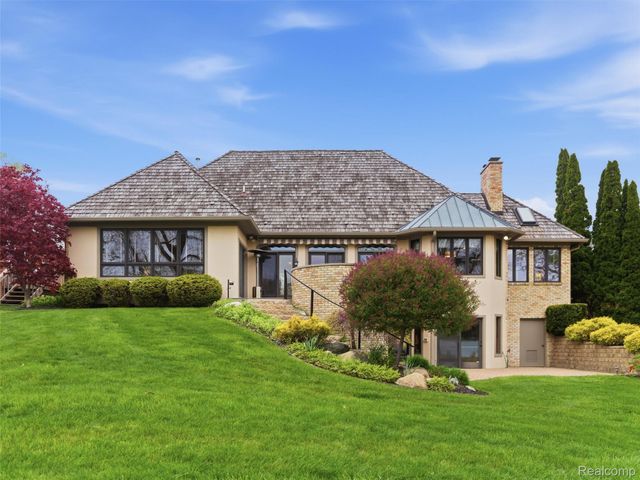 23 Chateaux Du Lac, Fenton Charter Township, MI 48430