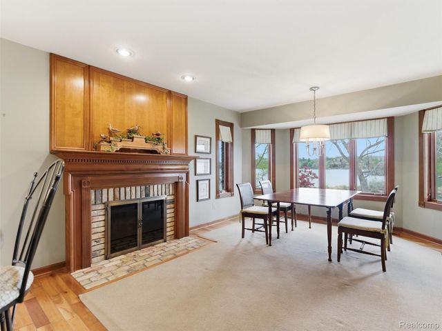23 Chateaux Du Lac, Fenton Charter Township, MI 48430