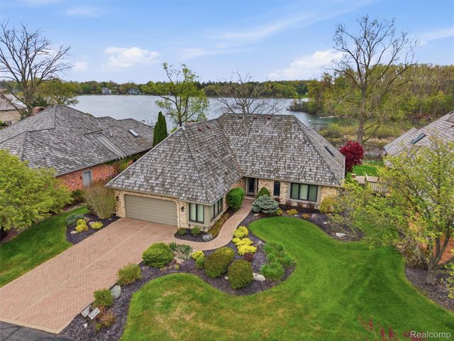 23 Chateaux Du Lac, Fenton Charter Township, MI 48430
