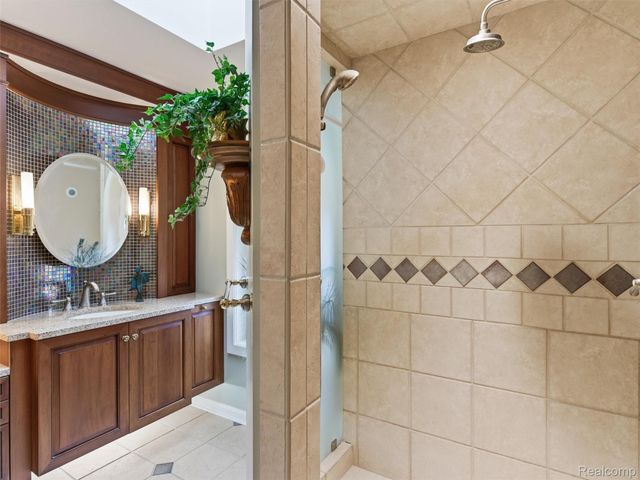 23 Chateaux Du Lac, Fenton Charter Township, MI 48430