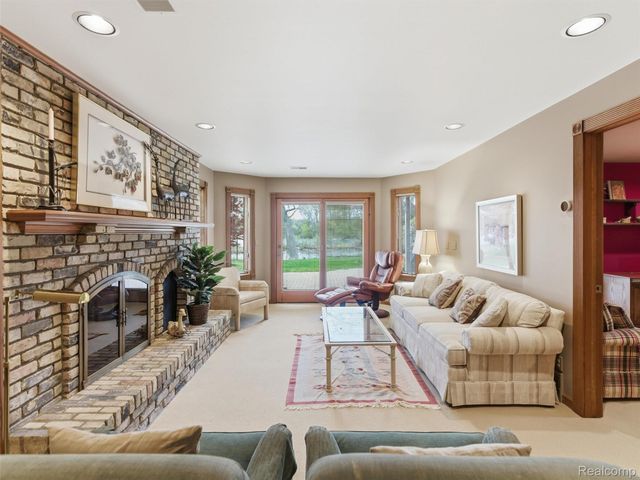 23 Chateaux Du Lac, Fenton Charter Township, MI 48430