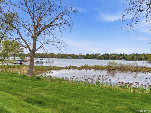 23 Chateaux Du Lac, Fenton Charter Township, MI 48430