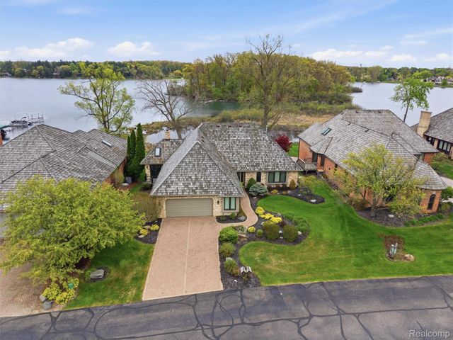 23 Chateaux Du Lac, Fenton Charter Township, MI 48430