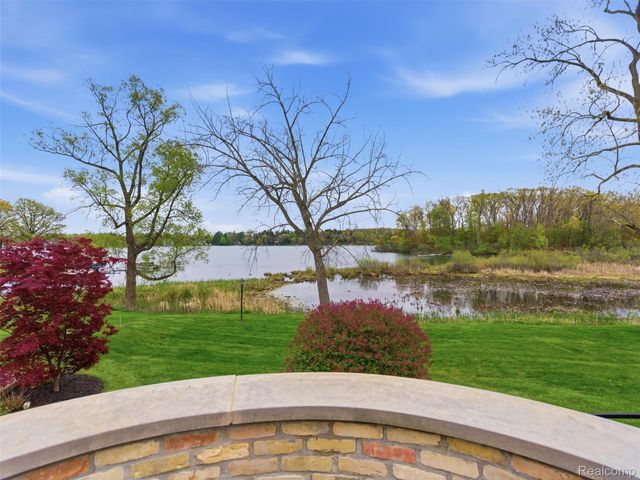 23 Chateaux Du Lac, Fenton Charter Township, MI 48430