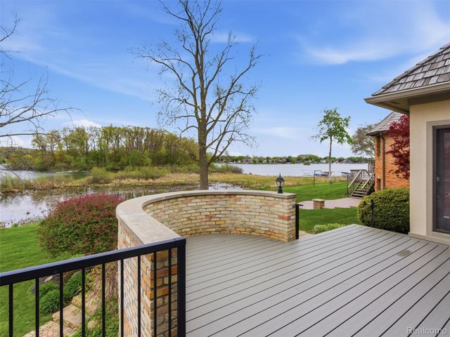 23 Chateaux Du Lac, Fenton Charter Township, MI 48430