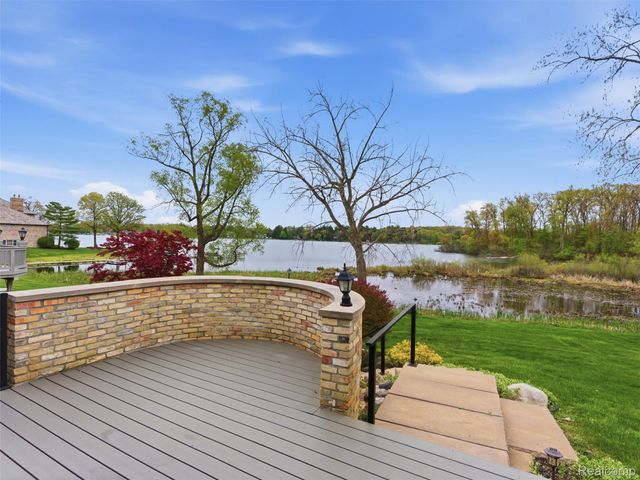 23 Chateaux Du Lac, Fenton Charter Township, MI 48430