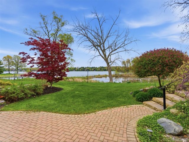 23 Chateaux Du Lac, Fenton Charter Township, MI 48430