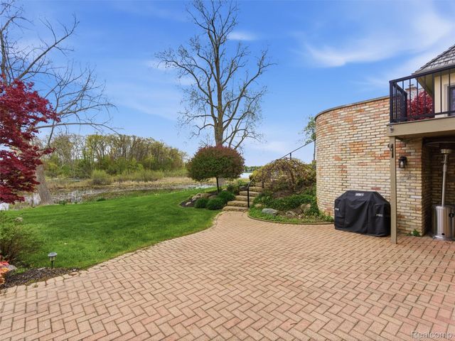 23 Chateaux Du Lac, Fenton Charter Township, MI 48430