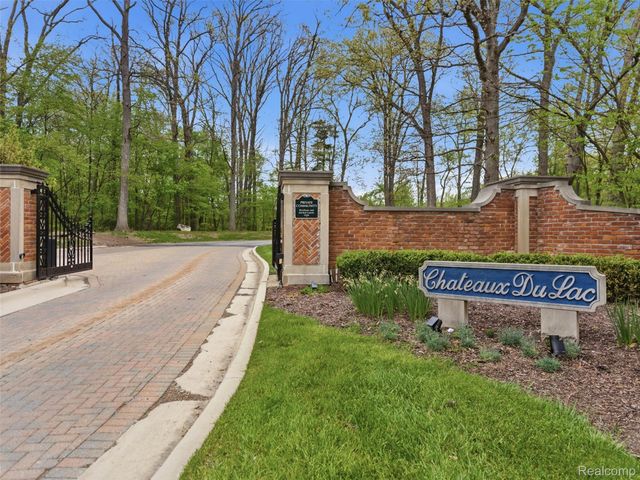 23 Chateaux Du Lac, Fenton Charter Township, MI 48430