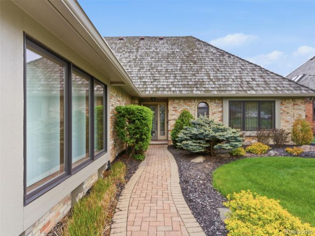 23 Chateaux Du Lac, Fenton Charter Township, MI 48430