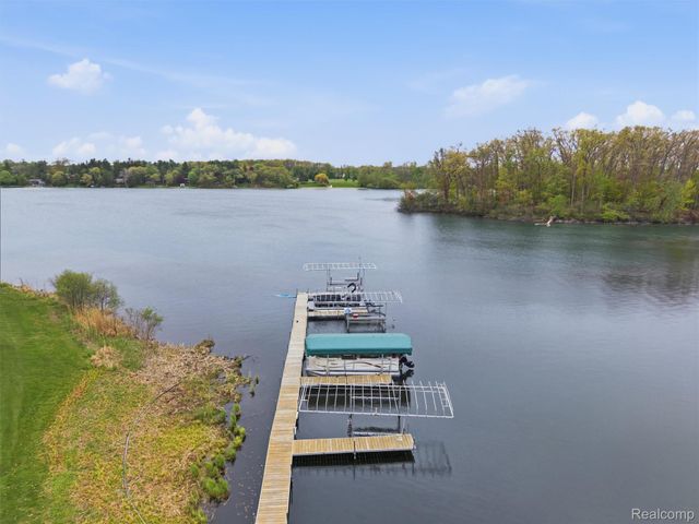 23 Chateaux Du Lac, Fenton Charter Township, MI 48430