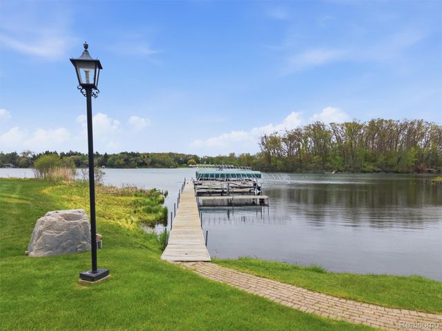 23 Chateaux Du Lac, Fenton Charter Township, MI 48430