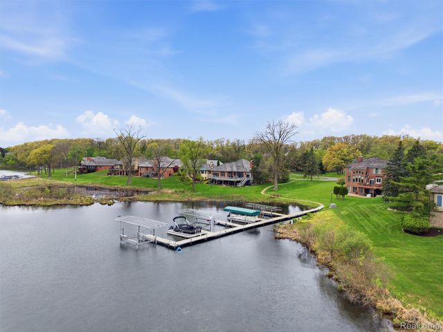 23 Chateaux Du Lac, Fenton Charter Township, MI 48430