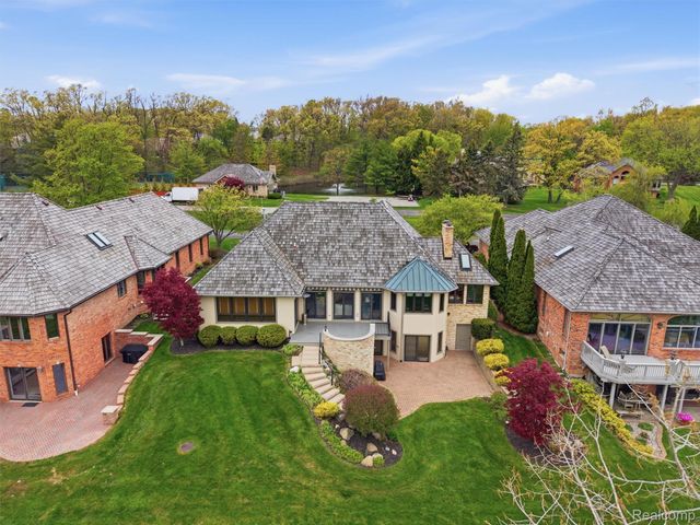 23 Chateaux Du Lac, Fenton Charter Township, MI 48430