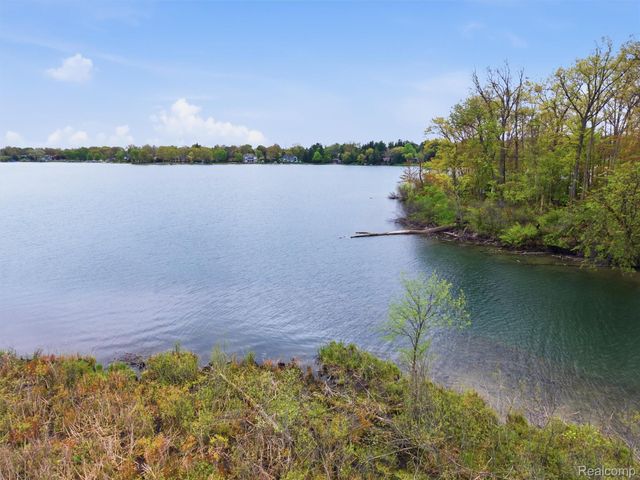 23 Chateaux Du Lac, Fenton Charter Township, MI 48430