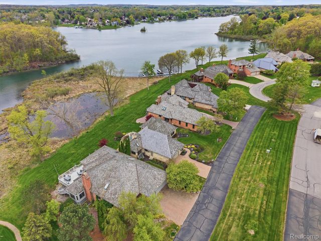 23 Chateaux Du Lac, Fenton Charter Township, MI 48430