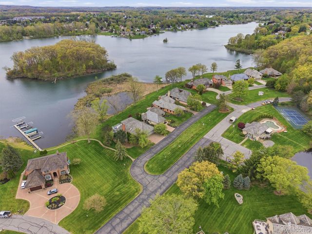 23 Chateaux Du Lac, Fenton Charter Township, MI 48430