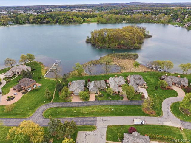 23 Chateaux Du Lac, Fenton Charter Township, MI 48430