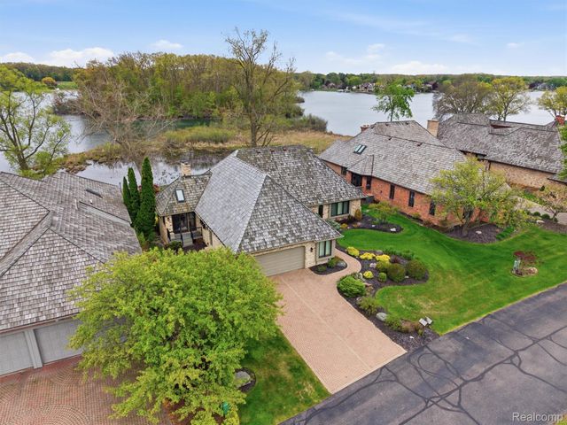 23 Chateaux Du Lac, Fenton Charter Township, MI 48430