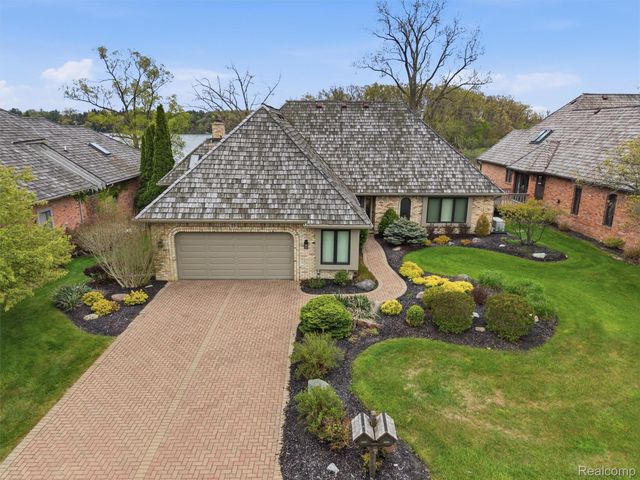 23 Chateaux Du Lac, Fenton Charter Township, MI 48430