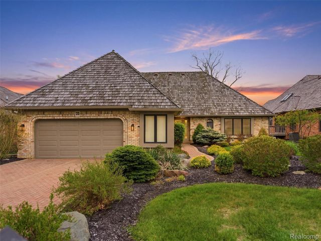 23 Chateaux Du Lac, Fenton Charter Township, MI 48430