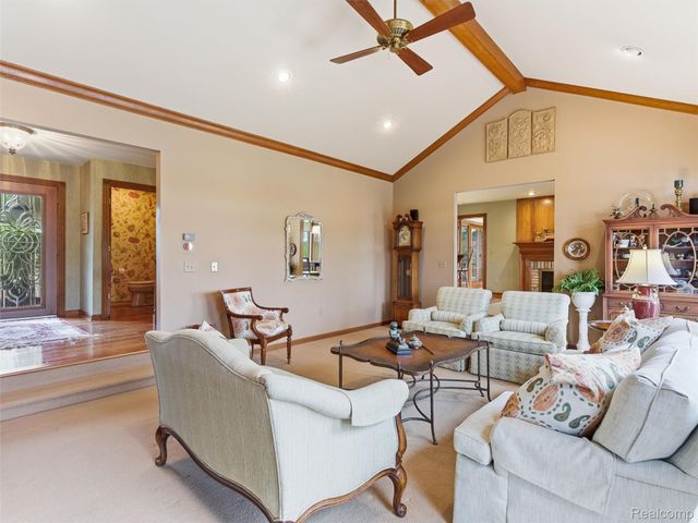 23 Chateaux Du Lac, Fenton Charter Township, MI 48430