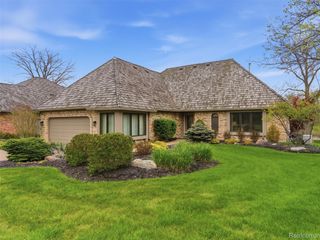 23 Chateaux Du Lac, Fenton Charter Township, MI 48430
