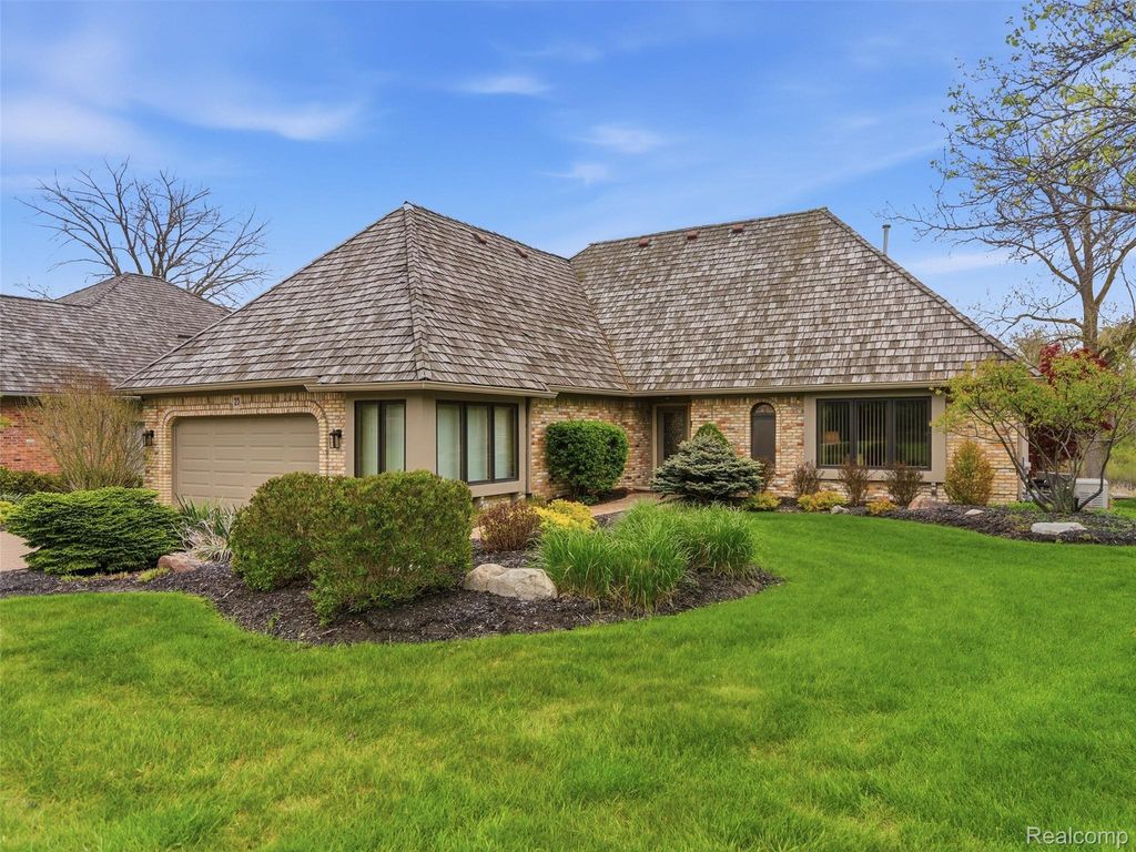 23 Chateaux Du Lac, Fenton Charter Township, MI 48430