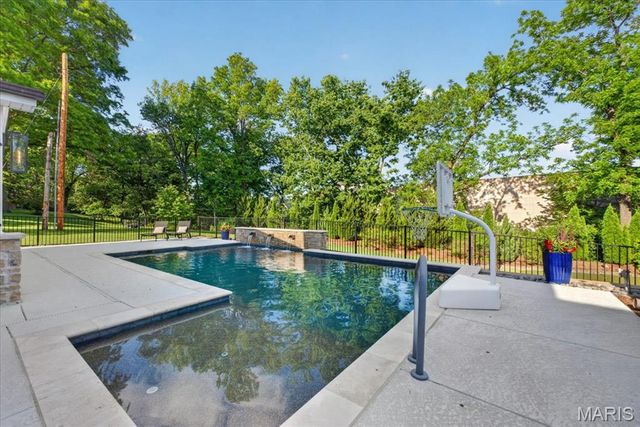 55 Berkshire Drive, Richmond Heights, MO 63117