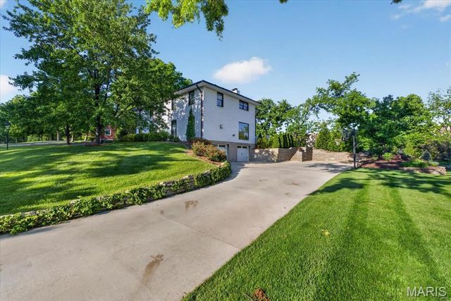 55 Berkshire Drive, Richmond Heights, MO 63117