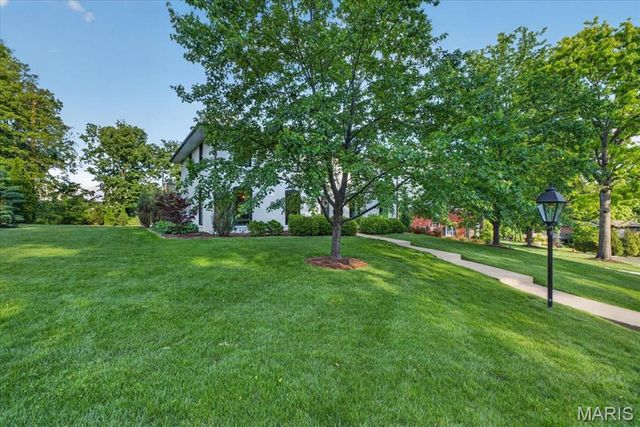 55 Berkshire Drive, Richmond Heights, MO 63117