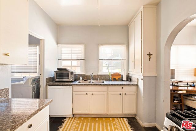 4253 Franklin Avenue, Los Angeles, CA 90027