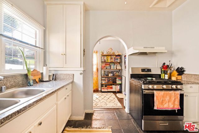 4253 Franklin Avenue, Los Angeles, CA 90027