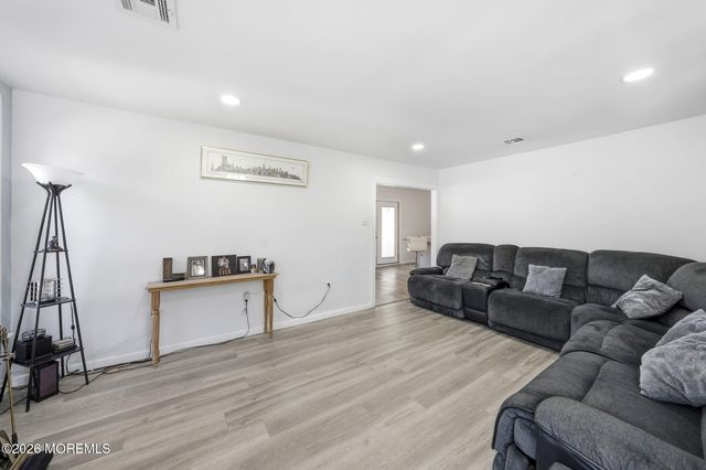 67 London Road, Brick, NJ 08723