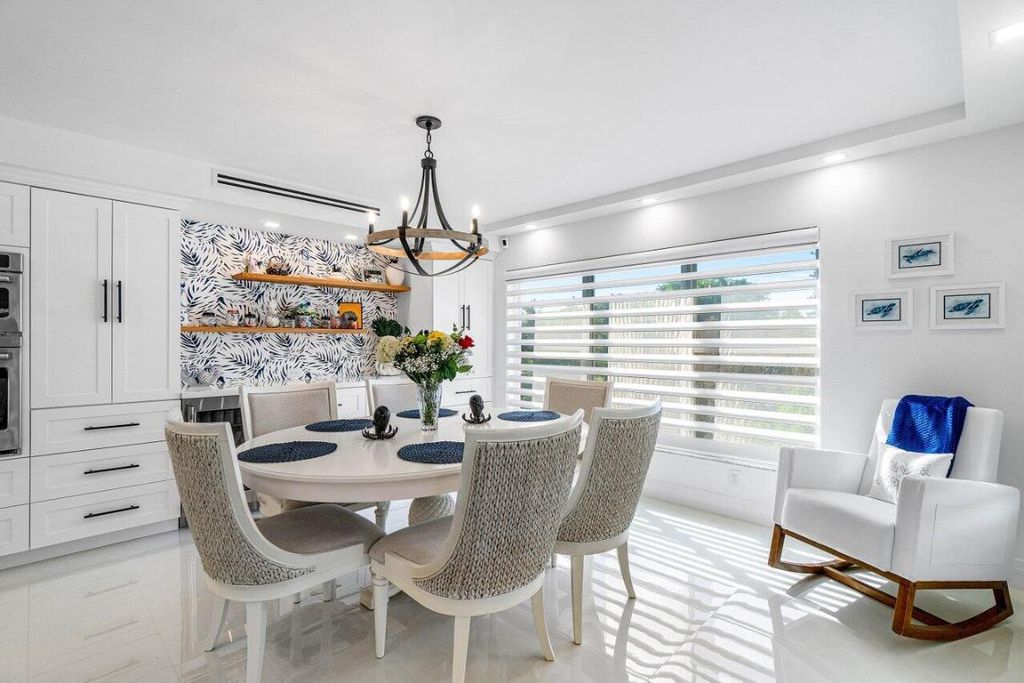 Image 10 of property listing at 875 E Camino Real 3e, Boca Raton, FL 33432