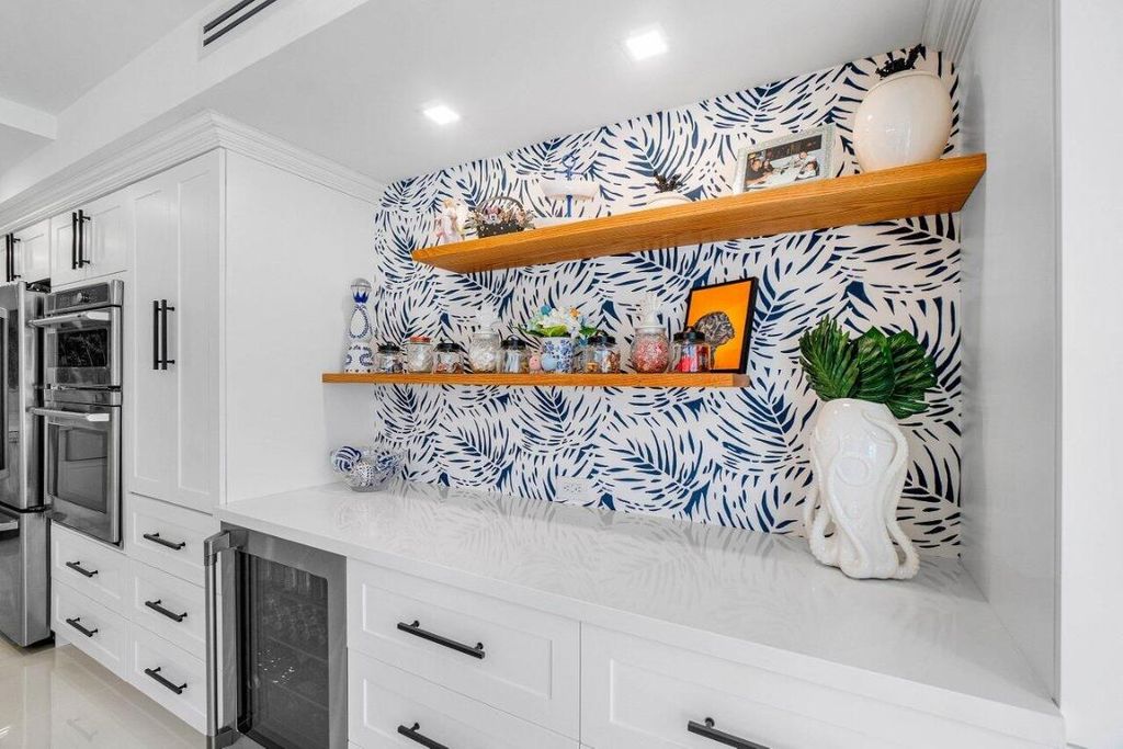 Image 12 of property listing at 875 E Camino Real 3e, Boca Raton, FL 33432