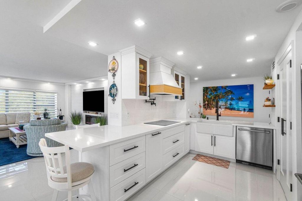 Image 13 of property listing at 875 E Camino Real 3e, Boca Raton, FL 33432