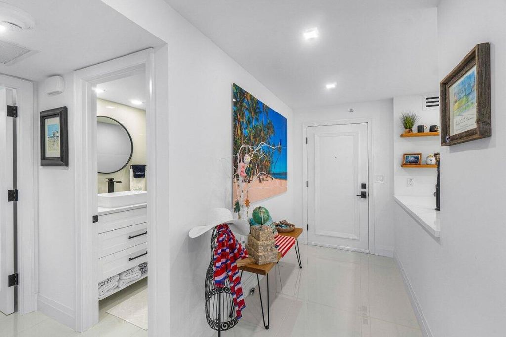 Image 2 of property listing at 875 E Camino Real 3e, Boca Raton, FL 33432