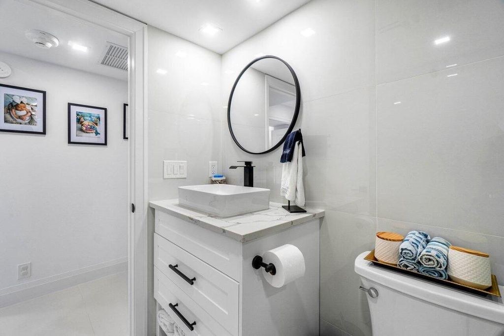 Image 20 of property listing at 875 E Camino Real 3e, Boca Raton, FL 33432