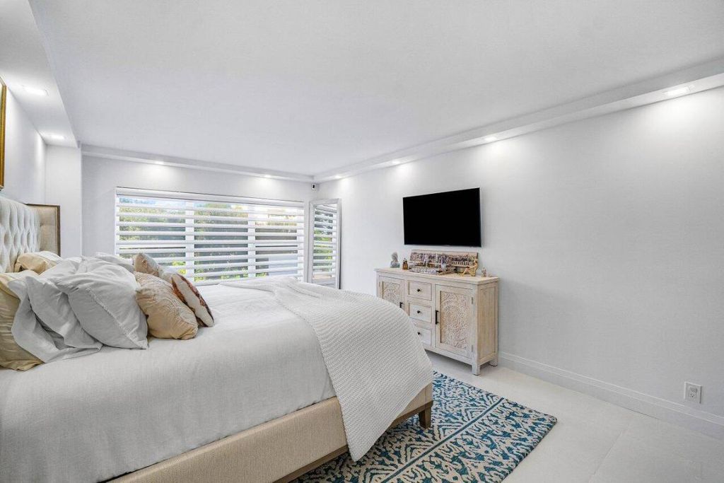 Image 21 of property listing at 875 E Camino Real 3e, Boca Raton, FL 33432