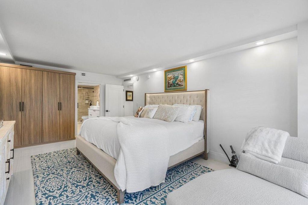 Image 23 of property listing at 875 E Camino Real 3e, Boca Raton, FL 33432