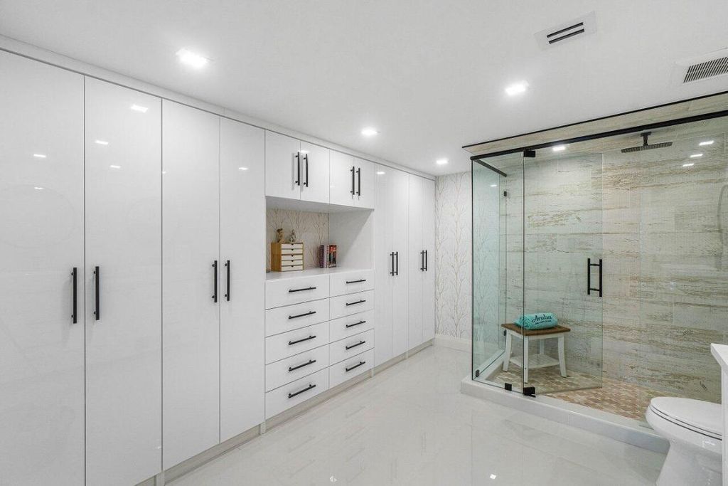 Image 25 of property listing at 875 E Camino Real 3e, Boca Raton, FL 33432